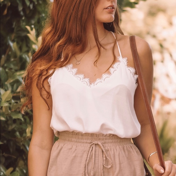🌿 The Sophia Lace Trim V-Neck Camisole - Picture 4 of 5